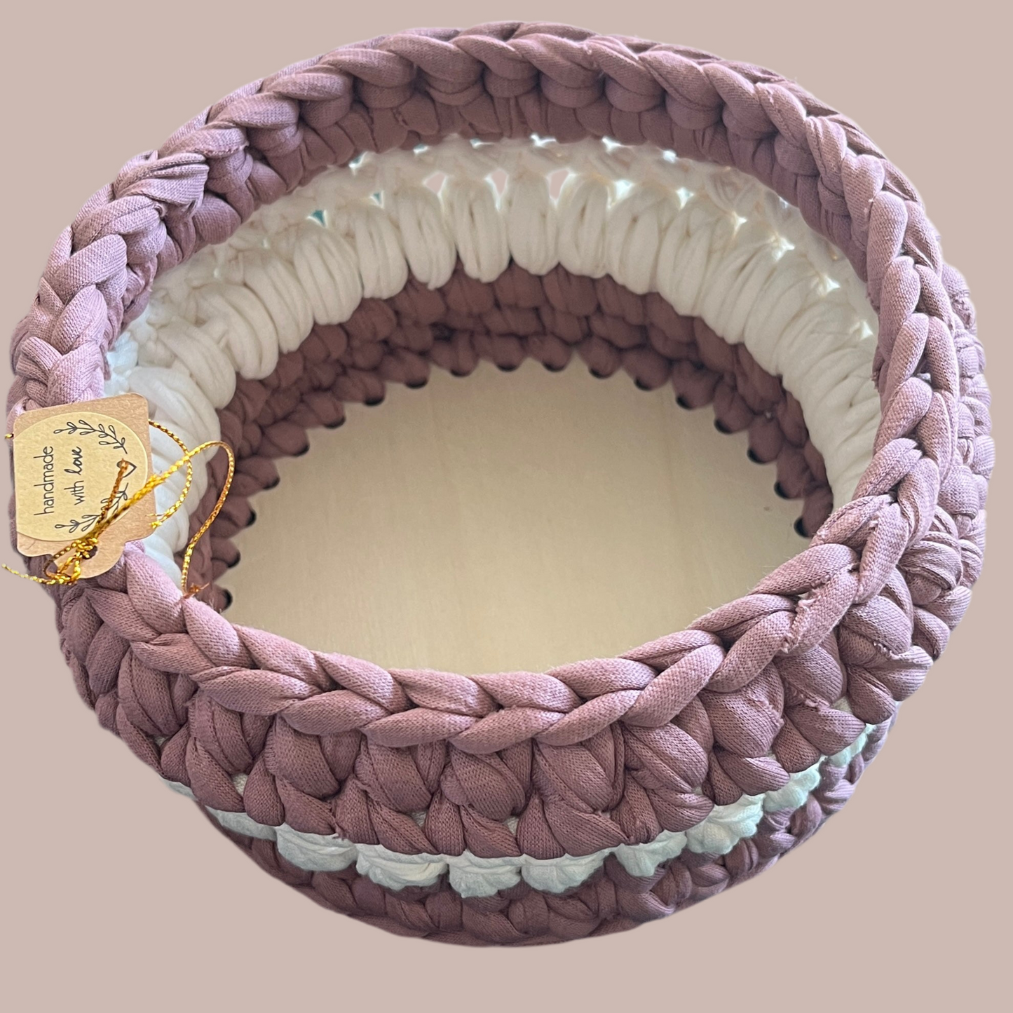 Dusty pink with white colour basket