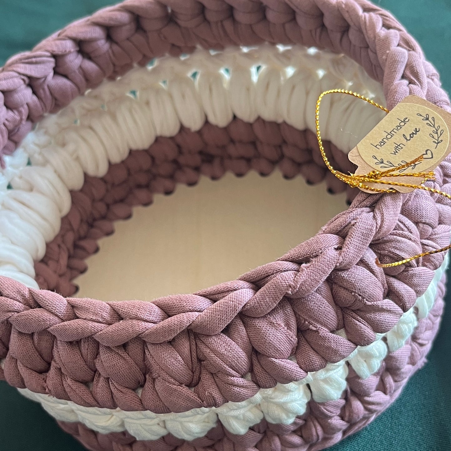 Dusty pink with white colour basket