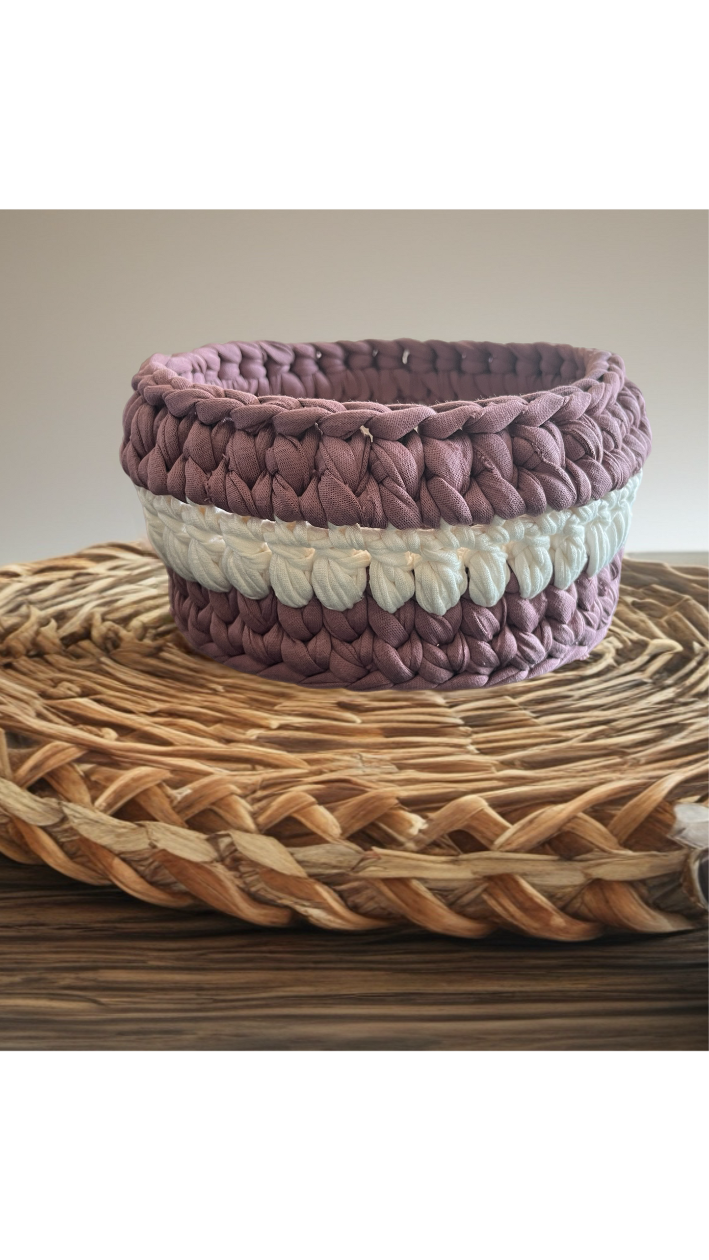 Dusty pink with white colour basket