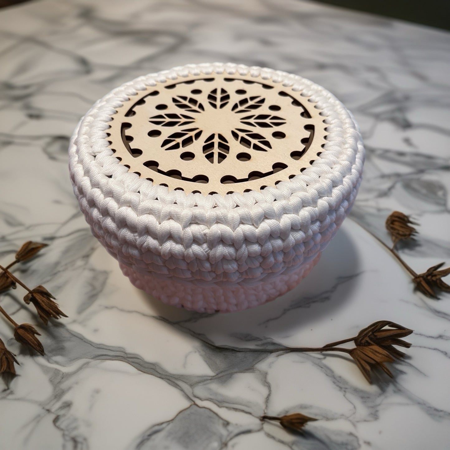 White storage basket with lid 2.