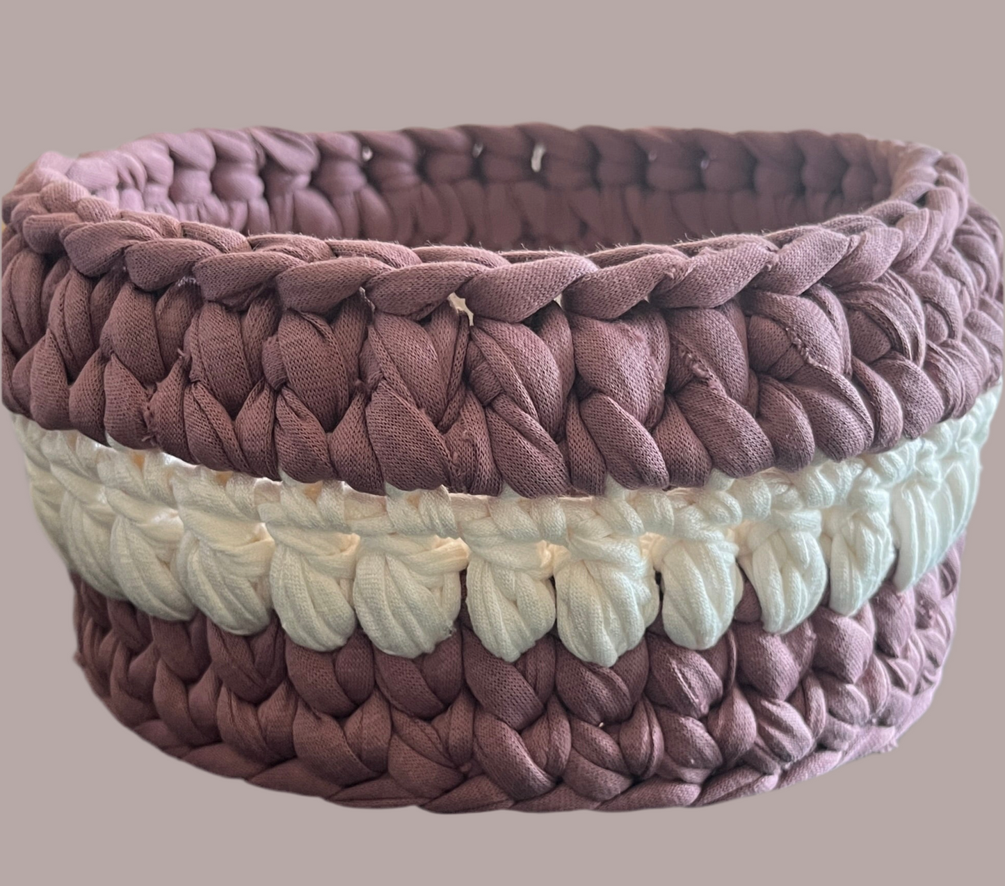 Dusty pink with white colour basket