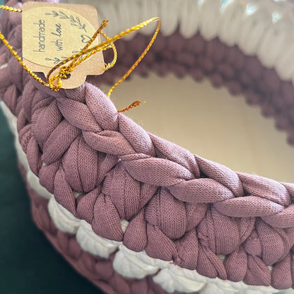 Dusty pink with white colour basket