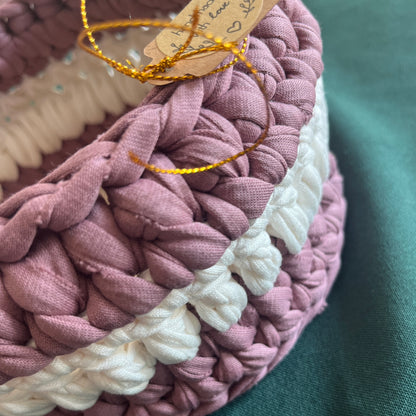 Dusty pink with white colour basket